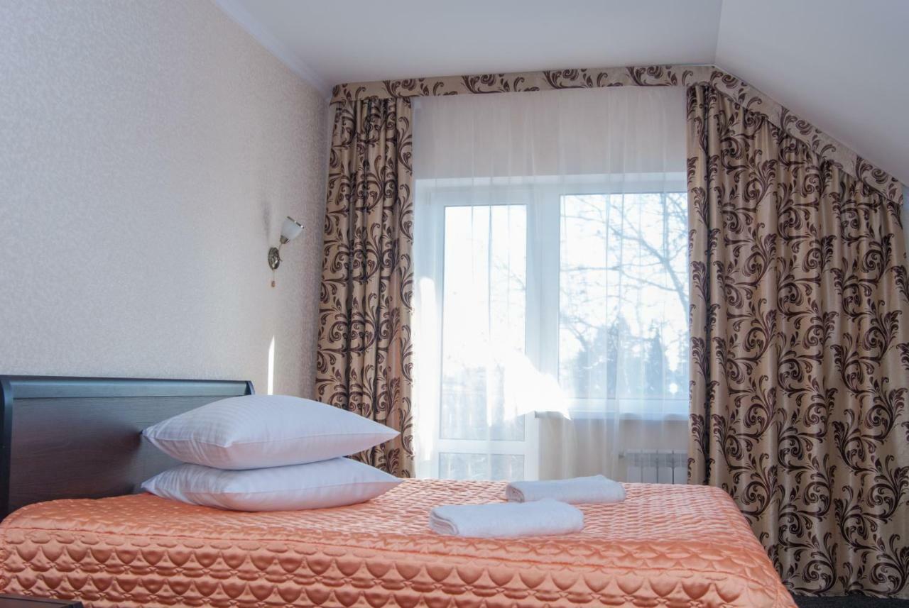 Veles Hotell Brovary Exteriör bild