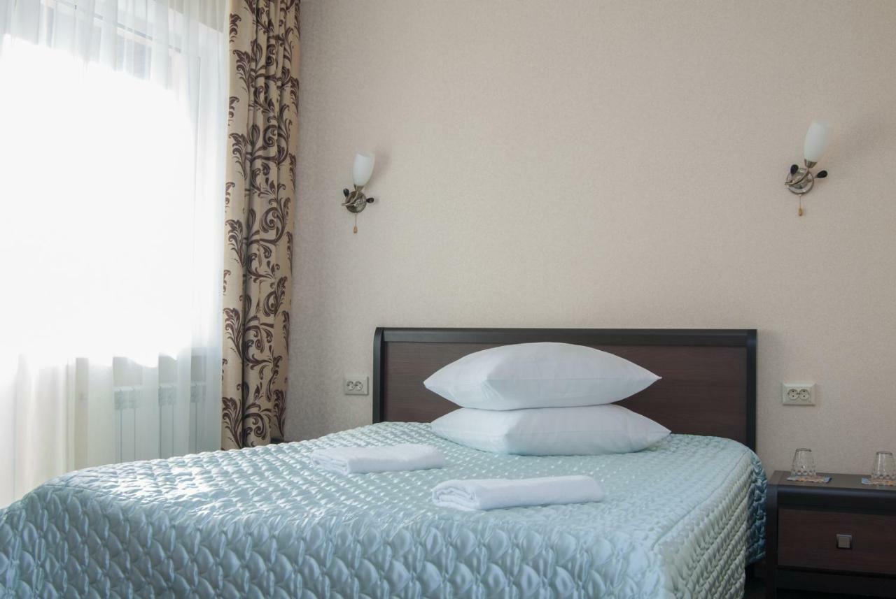 Veles Hotell Brovary Exteriör bild