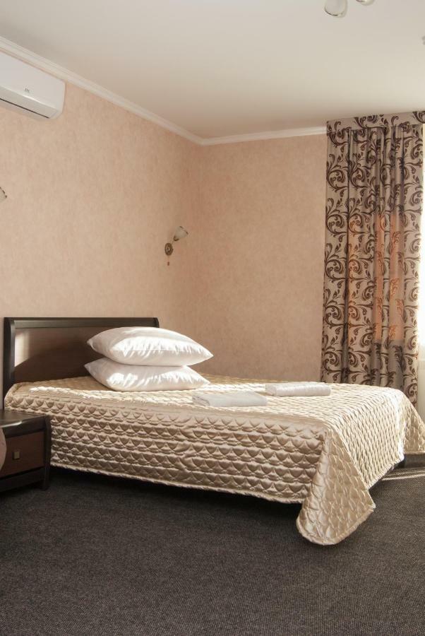 Veles Hotell Brovary Exteriör bild