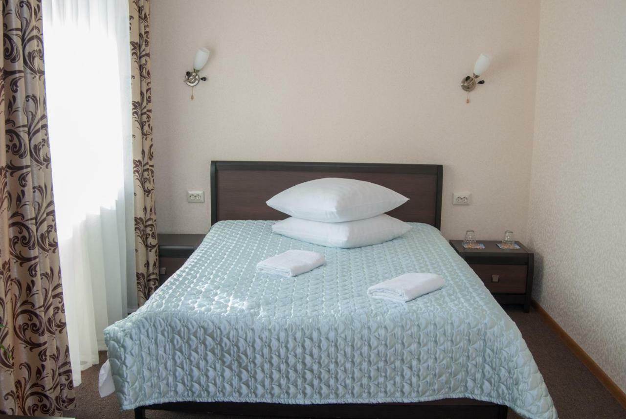 Veles Hotell Brovary Exteriör bild
